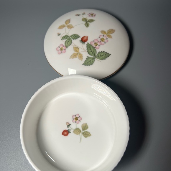 Wedgwood WILD STRAWBERRY Pattern Bone China Sugar Packet Trinket Dish Flowered - Picture 5 of 8